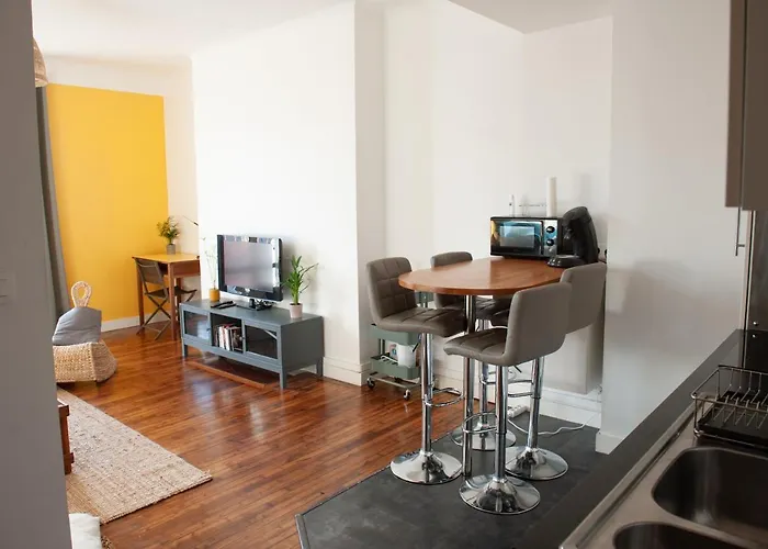 Spacieux Avec Balcon Et Parking Apartment